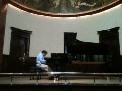 Alberto Reyes rehearsing at Wigmore Hall