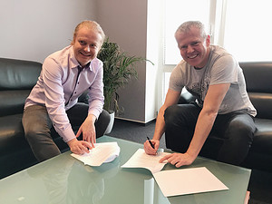 Pavel signs his Universal Music Group contract, alongside the Managing Director of Universal, Czech Republic, Tomas Filip